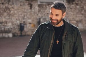 Raoul Bova nei panni di Don Massimo