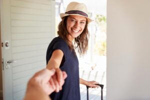 donna felice con cappello e valigia