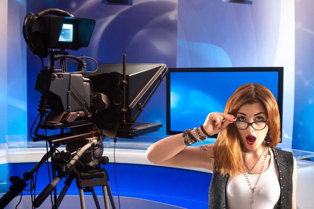 Studio televisivo, donna stupita